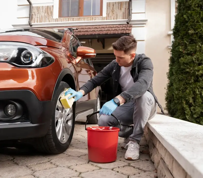 Lavage auto à domicile Maël-Carhaix : professionnel intervenant sur un véhicule